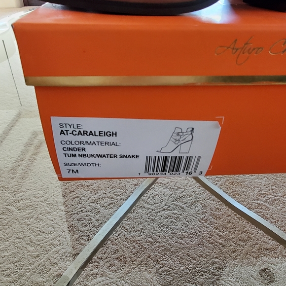 NEW BOOTIES - Picture 2 of 9